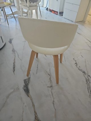 Silla blanca moderna