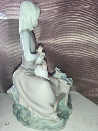 Pastora Lladró con cordero y carretilla