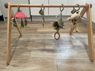 Gimnasio de madera para bebés