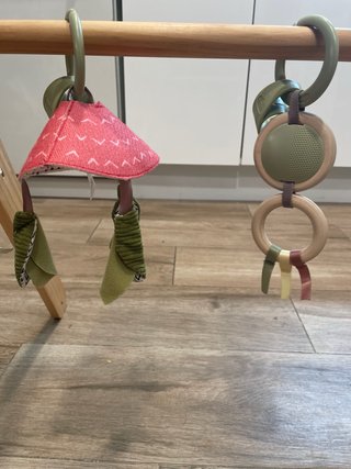 Gimnasio de madera para bebés