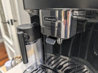 Cafetera Delonghi Magnífica Evo Negra