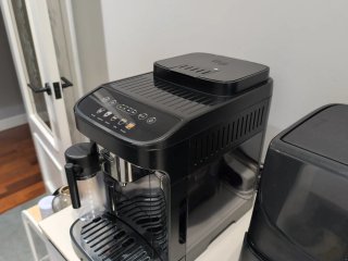 Cafetera Delonghi Magnífica Evo Negra