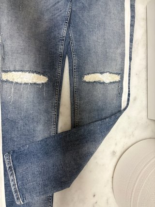 Pantalón vaquero chico con rotos