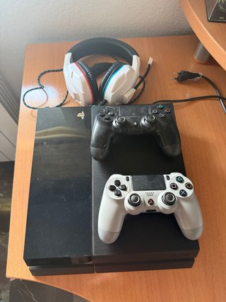 Ps4 (PlayStation 4) con 2 mandos y cascos