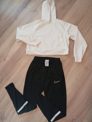 Conjunto Sudadera Blanca y Pantalón Negro Nike.