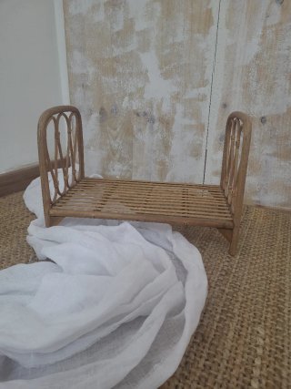 Cama de madera para sesión de fotos o muñecos