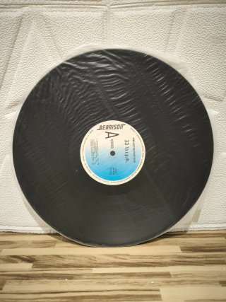 Vinilo Encantos Postizos