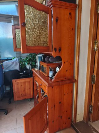 Mueble aparador rústico madera y cristal.