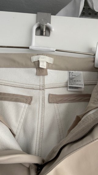Pantalón beige como nuevo Semi cuero