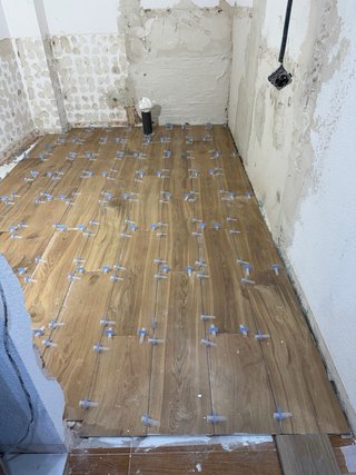 Baño reformado azul y mármol