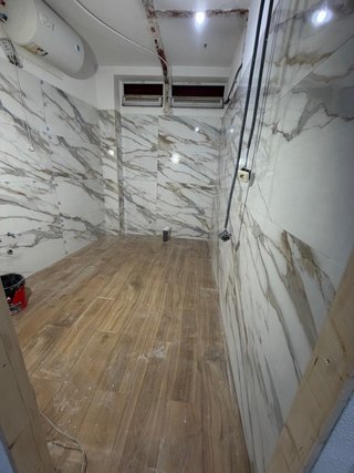 Baño reformado azul y mármol