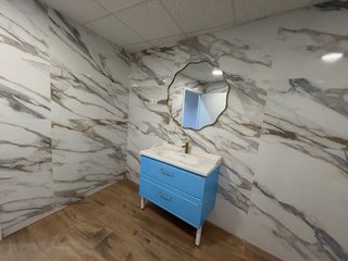 Baño reformado azul y mármol
