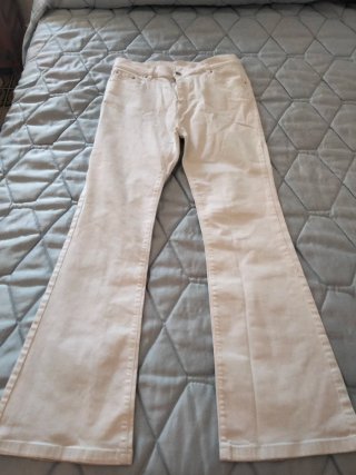 Pantalón blanco de Lujoan.