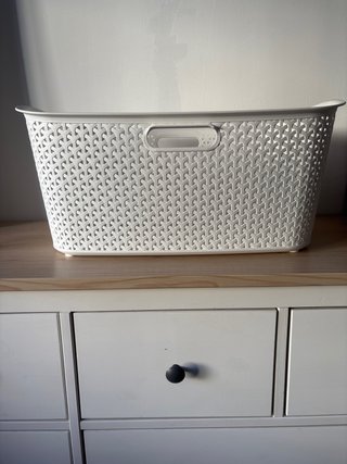 Cesto de ropa blanco de plástico