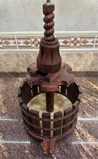 Prensa de vino artesanal de madera (botellero)