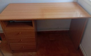 Escritorio clásico de madera con cajones