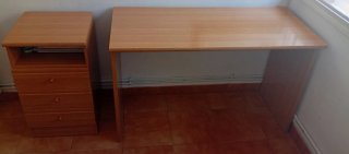 Escritorio clásico de madera con cajones