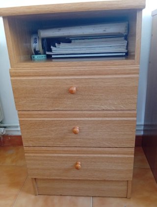 Escritorio clásico de madera con cajones