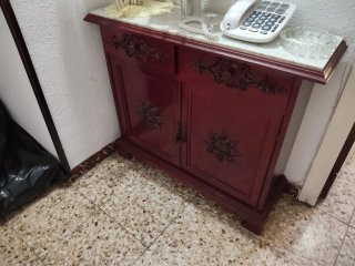 Recibidor de madera y mármol