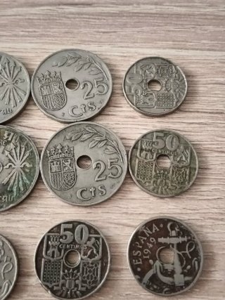 Monedas de 25 y 50 céntimos de peseta y dos de 25