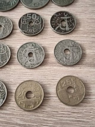Monedas de 25 y 50 céntimos de peseta y dos de 25