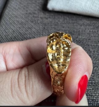 Anillo con diseño de fruta mordida Arena Roja