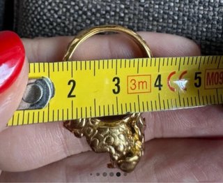 Anillo con diseño de fruta mordida Arena Roja