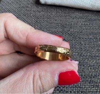 Anillo con diseño de fruta mordida Arena Roja