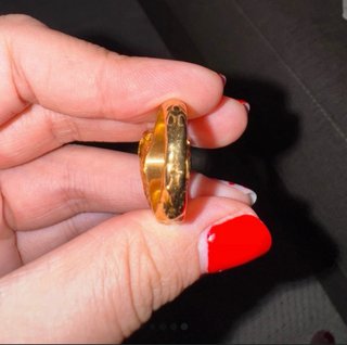 Anillo con diseño de fruta mordida Arena Roja