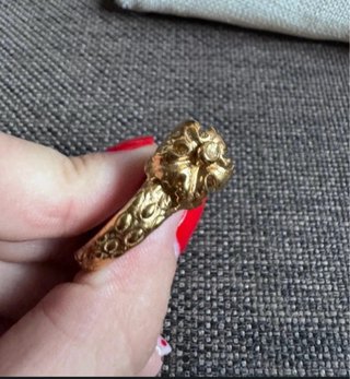 Anillo con diseño de fruta mordida Arena Roja