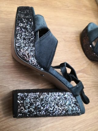 Sandalias fiesta brillantes negras y plateadas