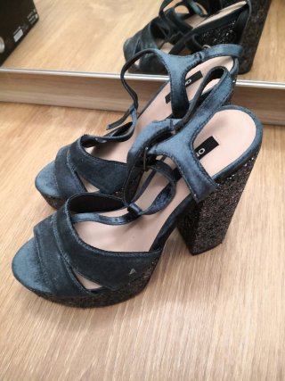 Sandalias fiesta brillantes negras y plateadas