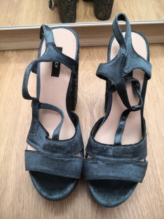 Sandalias fiesta brillantes negras y plateadas