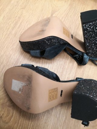 Sandalias fiesta brillantes negras y plateadas