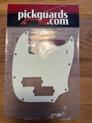 Fender Mustang Bass player II Pickguard