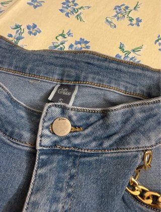 Jeans a zampa con catena