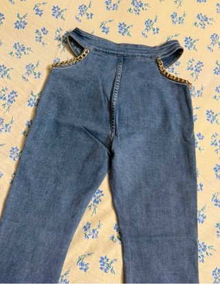 Jeans a zampa con catena