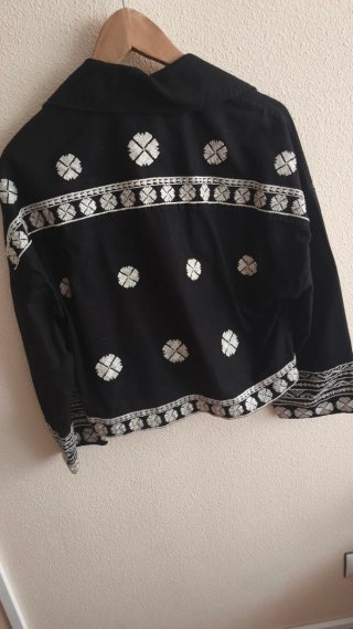 Chaqueta Zara bordada negra y blanca