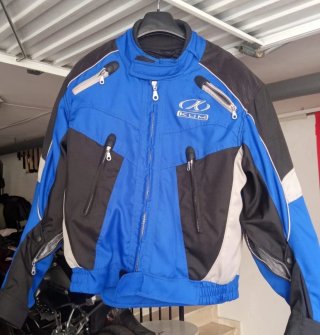 Chaqueta KUM azul y negra. Carretera y trail.