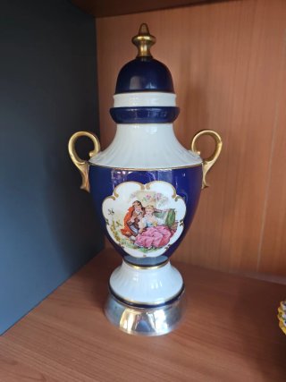 Jarrón de porcelana con detalles dorados