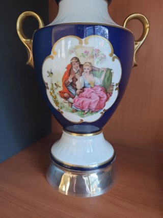 Jarrón de porcelana con detalles dorados
