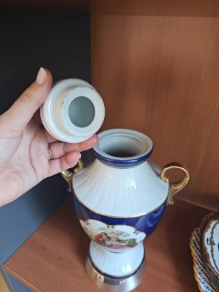 Jarrón de porcelana con detalles dorados