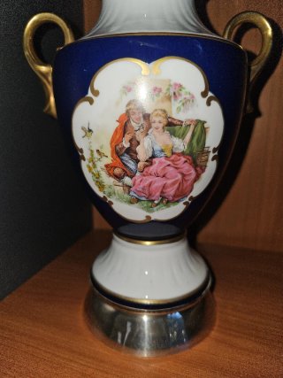 Jarrón de porcelana con detalles dorados