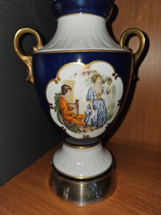 Jarrón de porcelana con detalles dorados