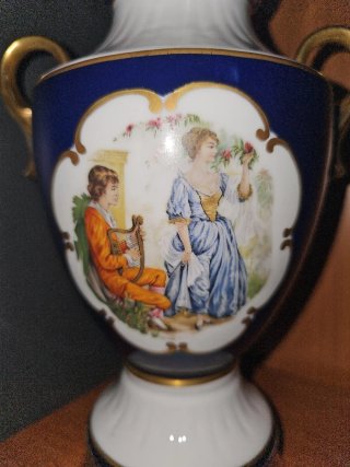 Jarrón de porcelana con detalles dorados