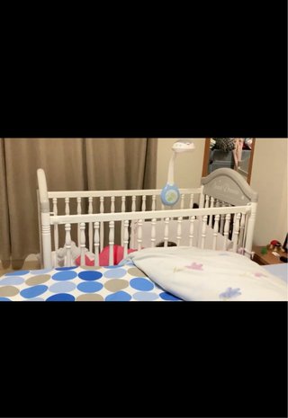 Cuna de bebé blanca y gris,con colchon 100€