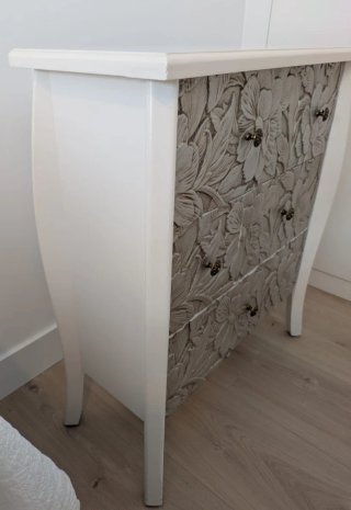 Cómoda de madera con flores talladas