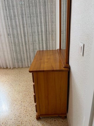 Cómoda de madera con espejo