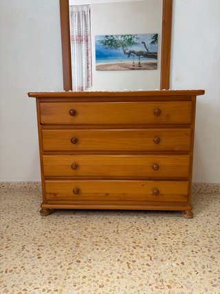 Cómoda de madera con espejo