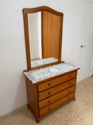 Cómoda de madera con espejo